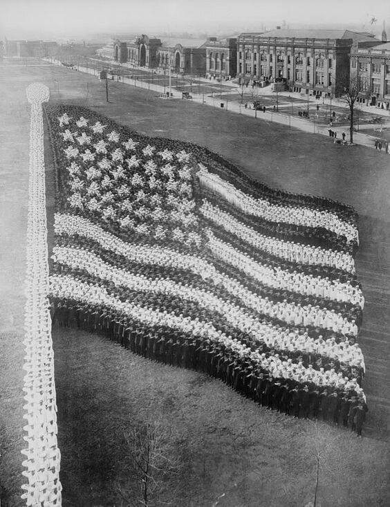 Флаг США, из 10.000 собравшихся в 1916 году.  Стоит отметить, что флаг имеет только 48 звезд - без Гавайи и Аляски