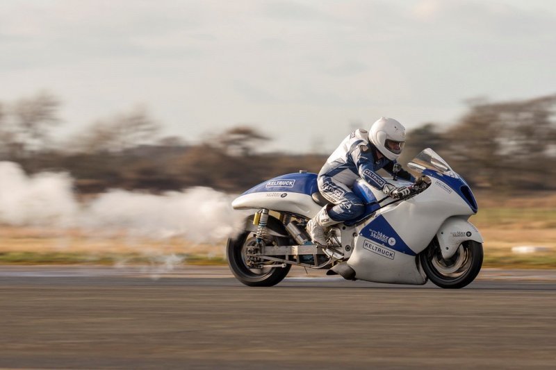 Крис собирается установить рекорд скорости на мотоцикле Suzuki Hayabusa с паровым приводом.
