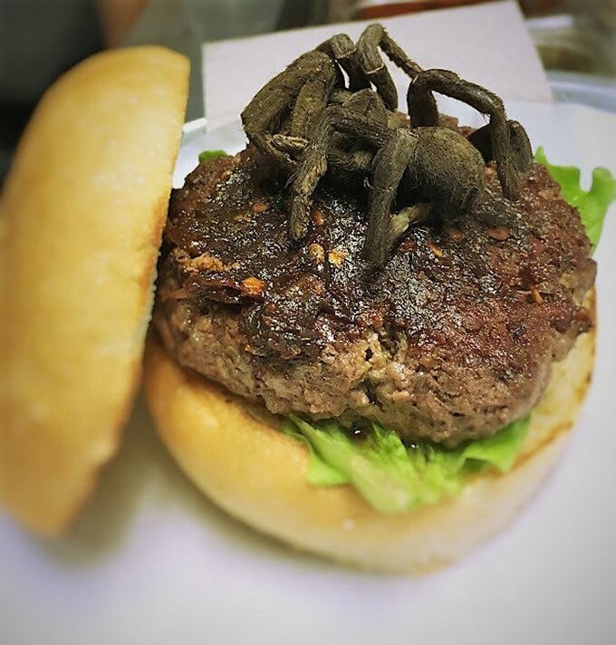 В течение месяца, посвященного экзотической кухне, заведение Bull City Burger and Brewery в Дареме, Северная Каролина, предлагает своим гостям бургер с тарантулом 