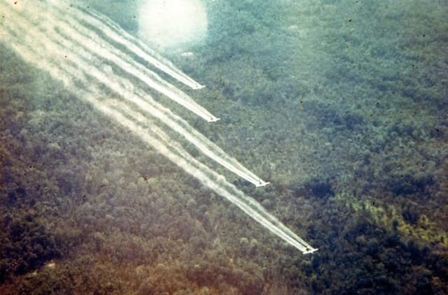 Так выглядит геноцид — американская авиация распыляет «эйджент орандж» над Вьетнамом.