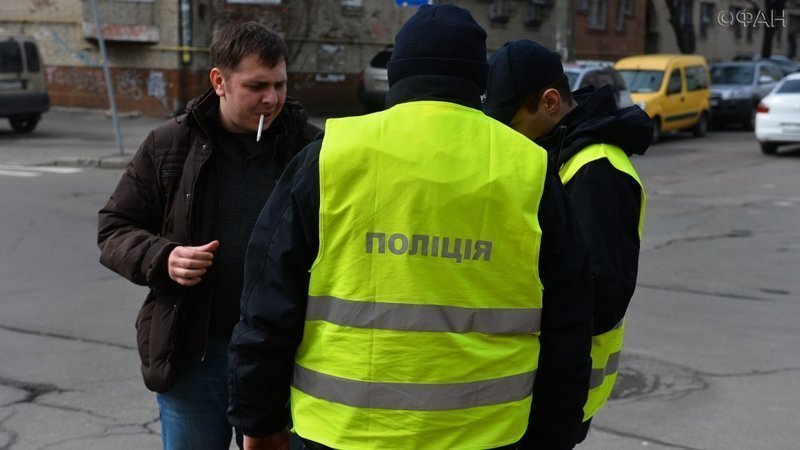 «Пусть патрулируют бандеровцы!»: украинские копы массово сдают значки и меняют профессию