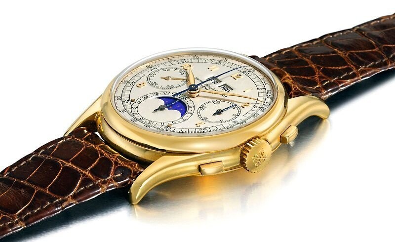 По дороге купим Patek Philippe Reference 1527 - классические наручные часы 1943 года выпуска, изготовлены из золота с использованием 23 драгоценных камней.  Всего $5,600,000