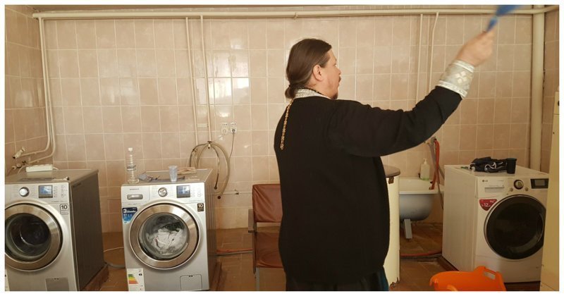 В Лавровском доме-интернате освятили стиральные машины