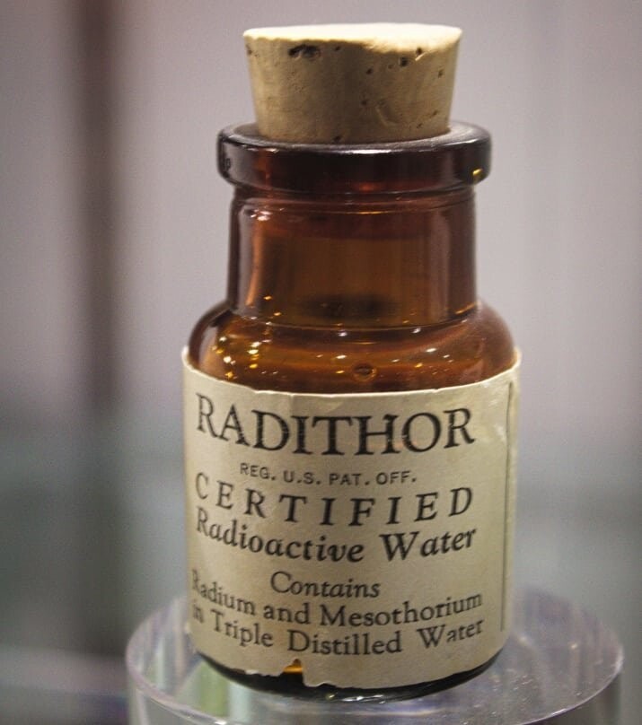 Лекарство "Radithor", содержащее изотопы радия 228 и 226, считалось средством от многих болезней 