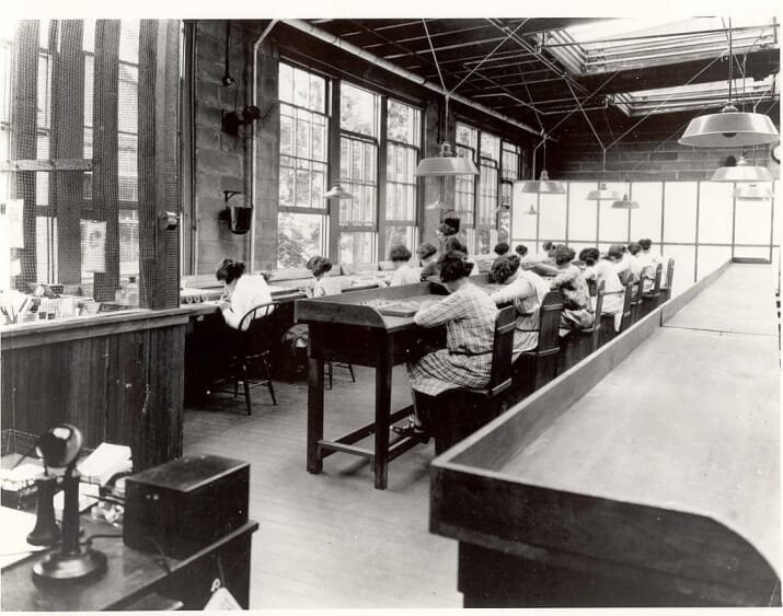 Во времена Первой мировой войны американская корпорация United States Radium Corporation занималась добычей и переработкой радия из карнотитовых руд с целью производства светящейся краски