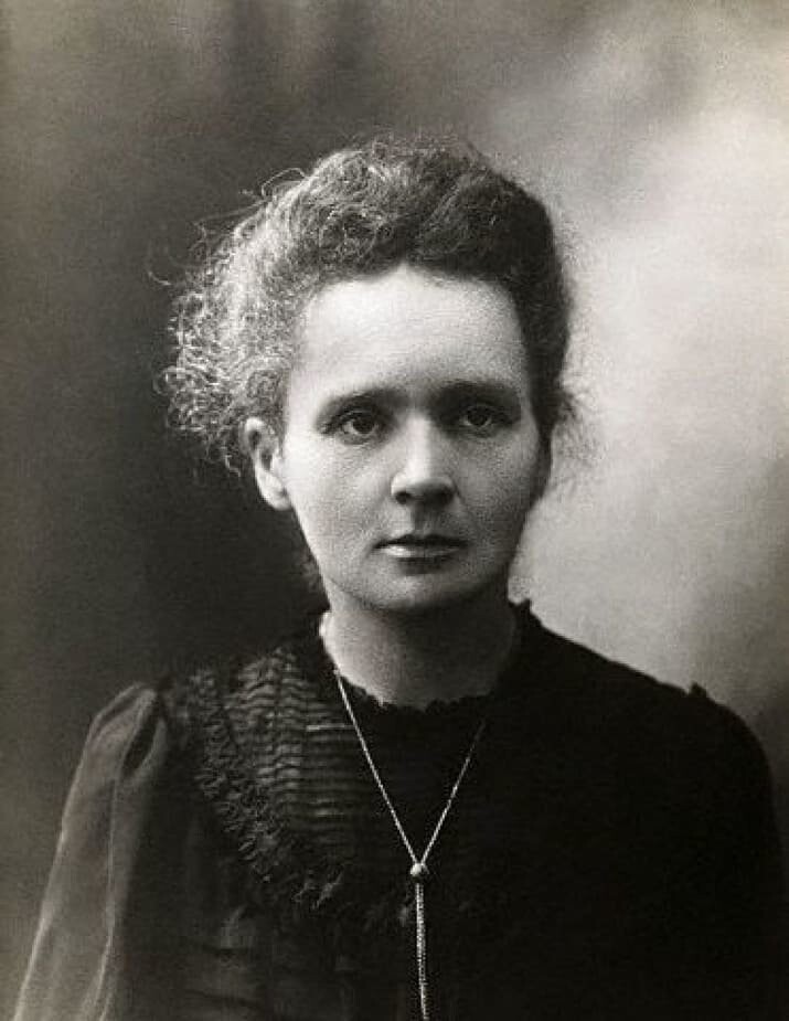 В 1898 году Мария Кюри вместе с мужем Пьером открыла элемент радий и дважды удостоилась Нобелевской премии 
