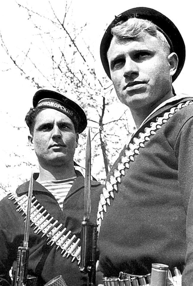 Краснофлотцы П.П.Стрепетков и П.И.Руденко в рукопашном бою уничтожили 17 немецких солдат.  Севастополь, май 1942 г.