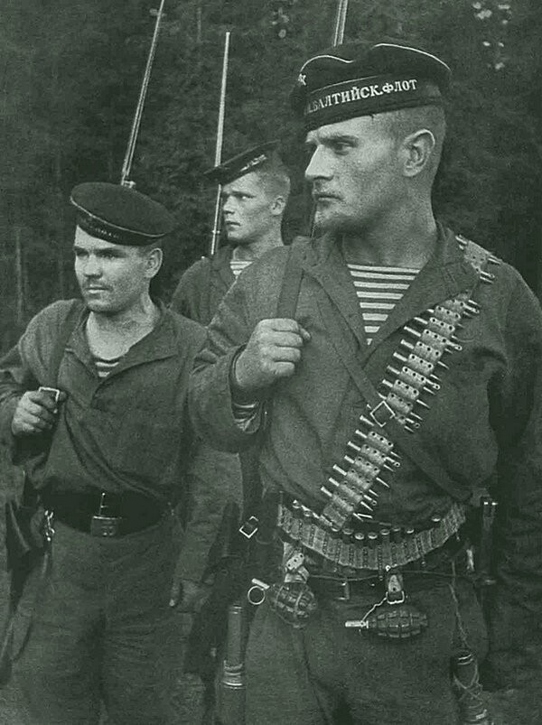 Морские пехотинцы 2-й отдельной бригады МП Балтики. 31-е августа 1941-го. На первом плане - главстаршина Н.Ф. Гарановский, командир взвода разведроты.