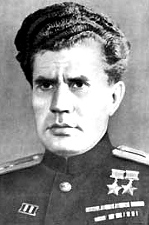 Леонов Виктор Николаевич, командир 181-го особого разведостряда СФ. Единственный дважды Герой Советской Союза в морской пехоте.
