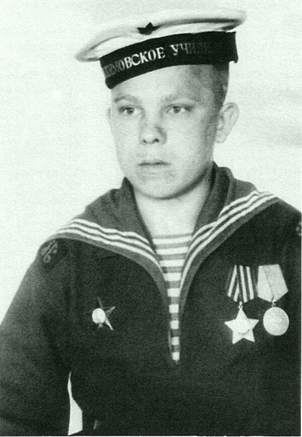 Нахимовец Петя Паровов, 1928-го г.р. гвардии сержант. В боях на фронте одним из первых ворвался в занятый фашистами Новгород.