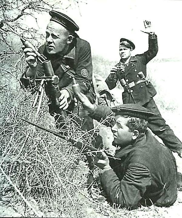 Бойцы 7-й бригады морской пехоты в бою. Крым, 1942-й.