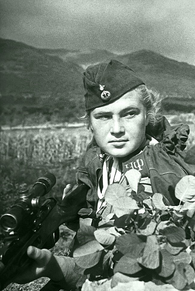 Снайпер 255-й бригады морской пехоты Елизавета Миронова. 10 сентября 1943 года в боях за Новороссийск была тяжело ранена и 29 сентября умерла в госпитале в возрасте 19 лет. Личный счёт - около 100 гитлеровцев. Фото сделано в Новороссийске незадолго д
