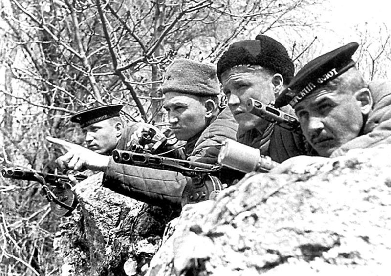 Бойцы 7-й бригады морской пехоты. Севастополь, май 1942 года.