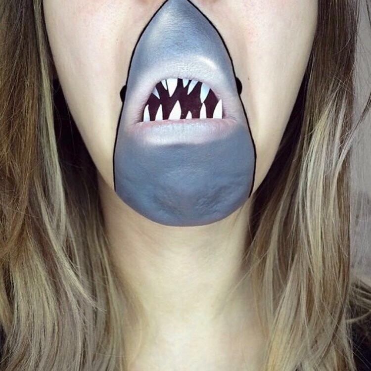 Девушка с помощью макияжа превращает свои губы в мультяшных героев
