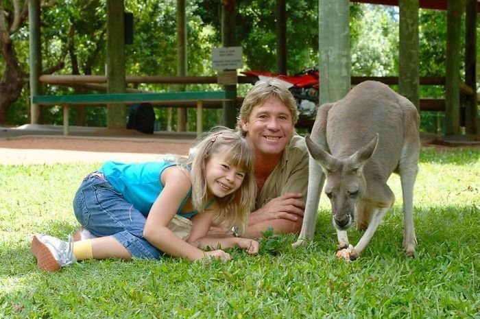 Сейчас Бинди живет и работает в австралийском зоопарке, основанном семьей Ирвин еще в 1970 году