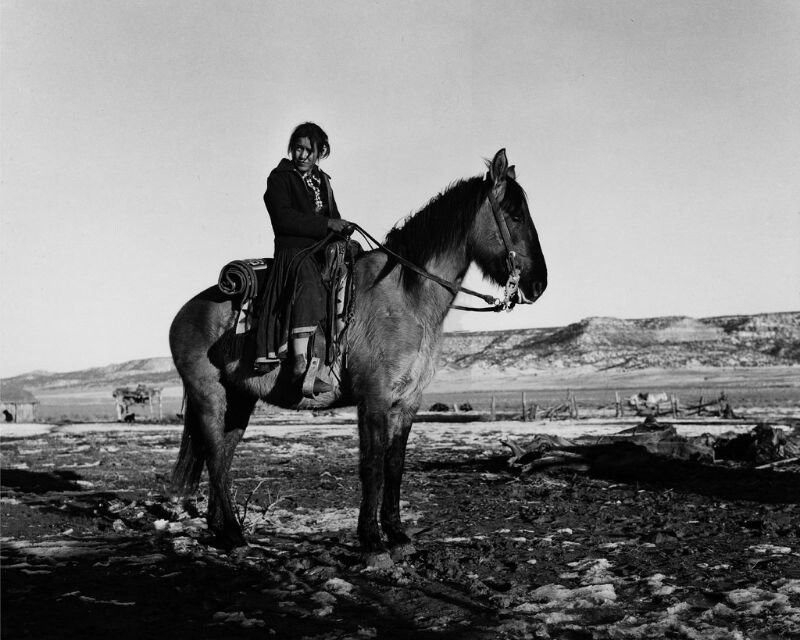 Женщина Навахо на лошади. Ганадо, Аризона, 1948
