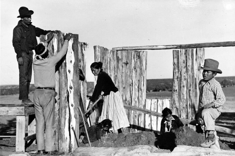 Джим Смит с семьёй строят хоган. Ганадо, Аризона, 1948