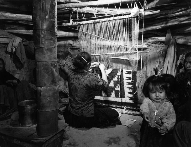 Семья племени Натани. Ганадо, Аризона, 1948