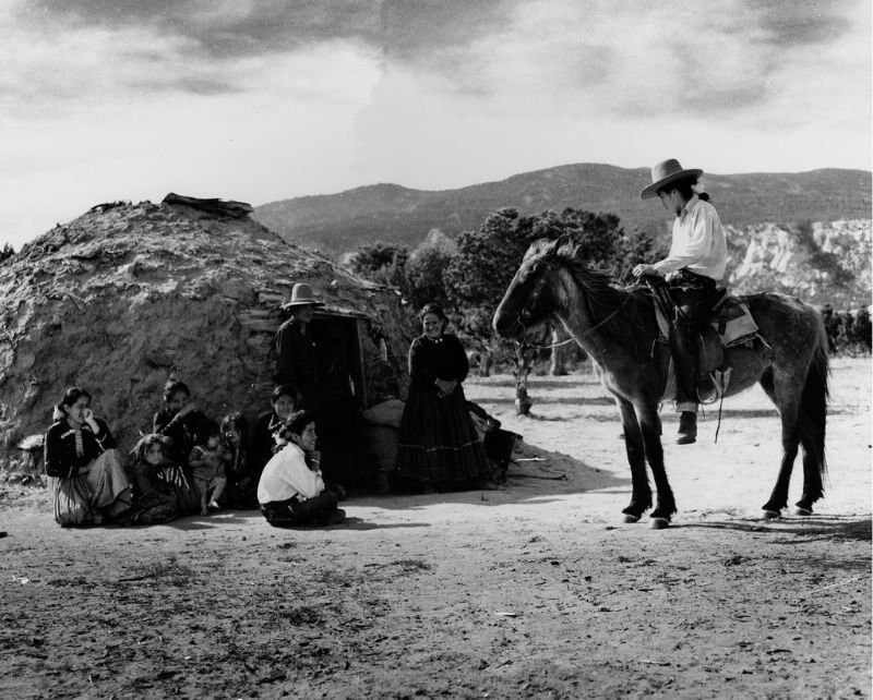 Семья племени Навахо в горах Навахо. Аризона, 1948