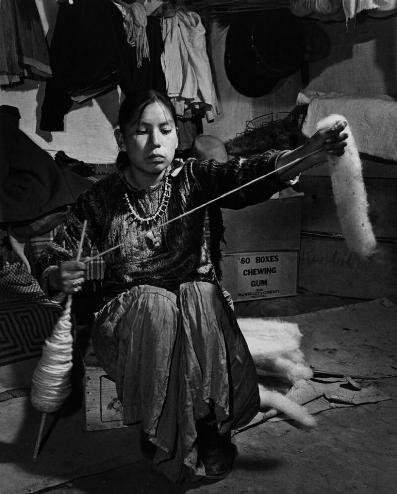 Девушка Навахо прядёт. Ганадо Аризона, 1948