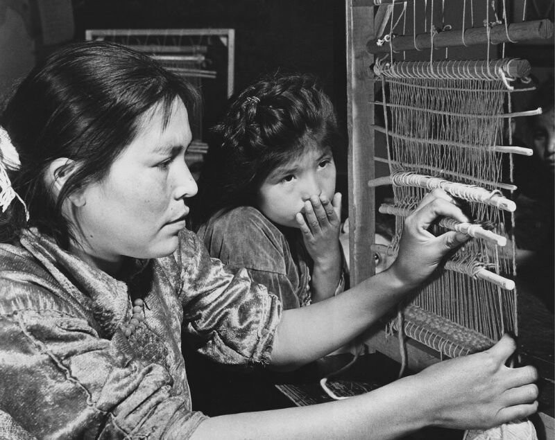 Девочка Навахо наблюдает за тем как её мать плетёт. Горы Навахо, Юта, 1948