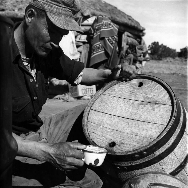 Мужчина Навахо набирает воду. 1948