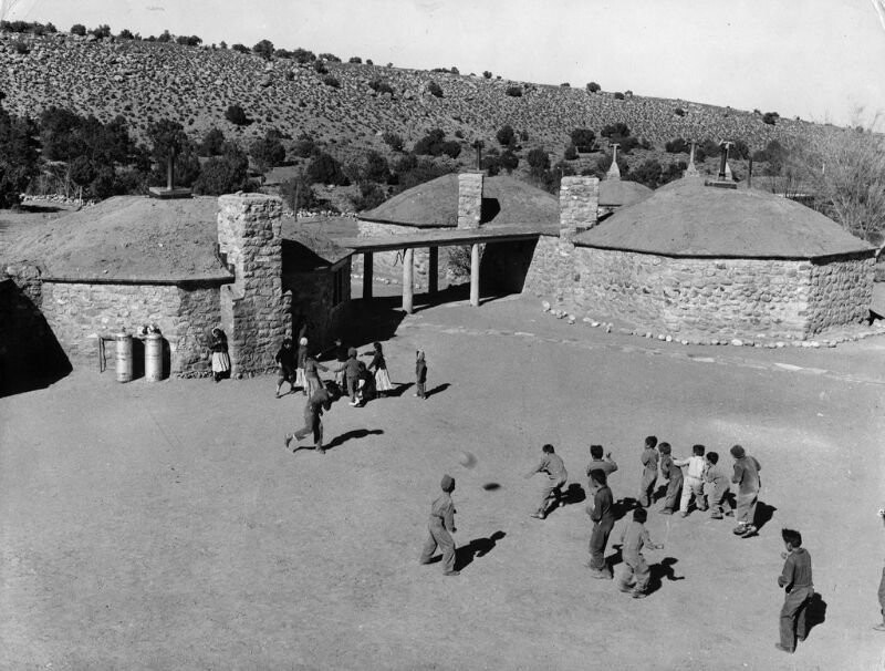 Школа в горах Навахо. Юта, 1948