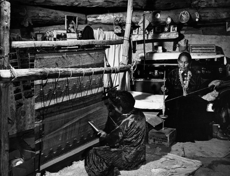 Женщины ткут ковёр. Резервация Навахо, 1948