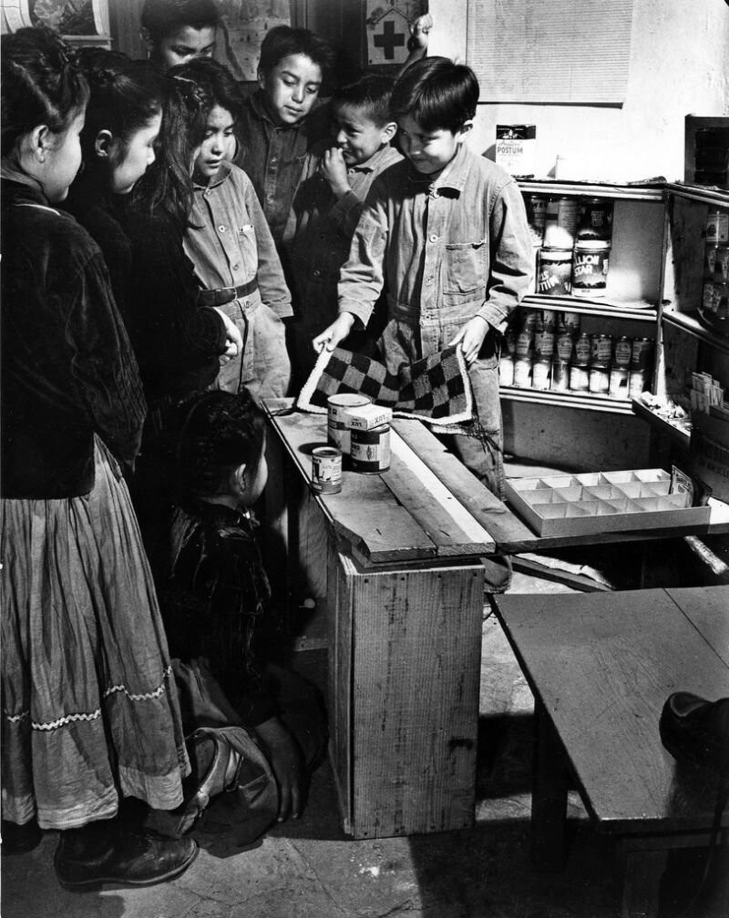 Ученики учатся торговле в школе Навахо. Юта, 1948