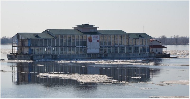 Отдать концы! В Самаре ресторан ушел в свободное плавание по Волге