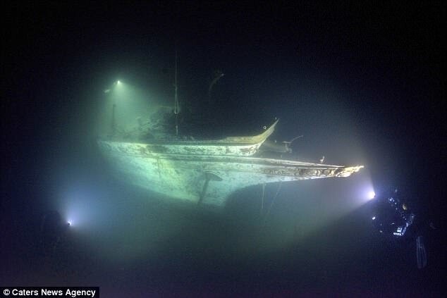 Мини-Титаник: фотографии 100-летнего корабля на дне озера