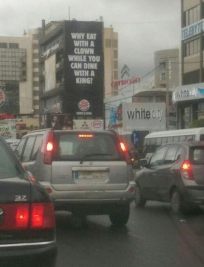 Политика унижения ведется по всему миру. В Ливане, например, плакат смеялся: "Зачем есть с клоуном, если можно пообедать с королем?"