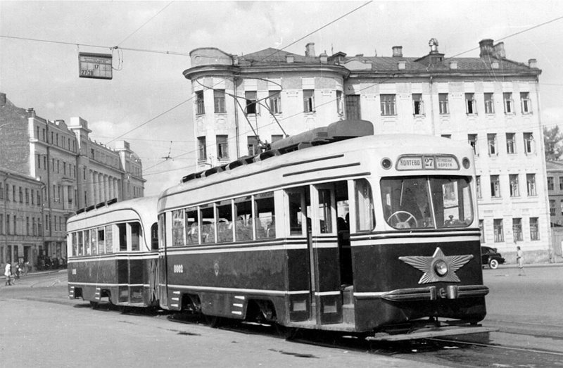 1948 год. Опытный поезд КТМ-1/КТП-1 (0002-1002) на Пушкинской площади в Москве.  