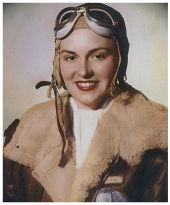 24-летний летчик  - Эвелин Шарп, один из пилотов  женской вспомогательной  эскадрильи (WAFS), погибла в Пенсильвании при крушении. Была командиром эскадрильи.