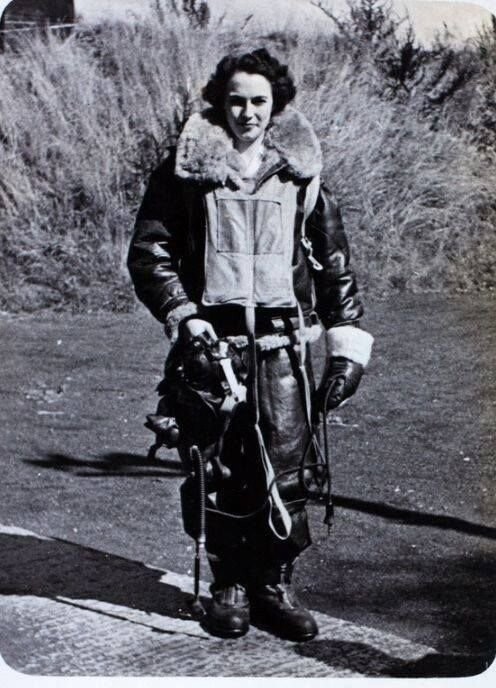 Мэри - пилот воздушного транспортного вспомогательного отряда. 1944 год