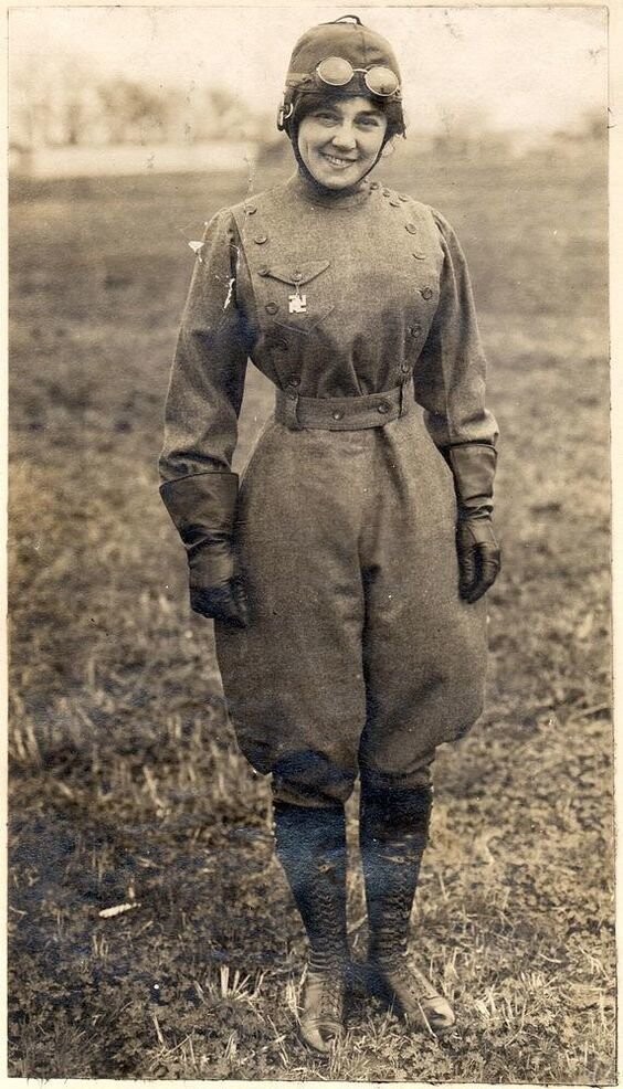 Матильда Мойсант была второй женщиной в Соединенных Штатах, получившей лицензию пилота, 1911 год