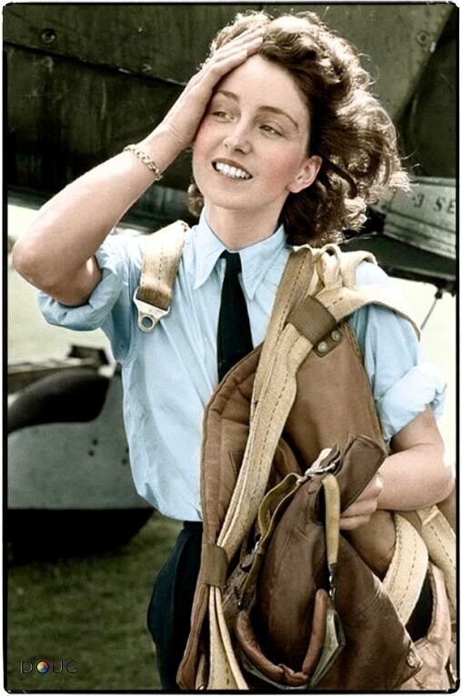 Морин Даньлоп де Попп, пилот, летала на Spitfires, Lancasters и Hurricanes во время Второй мировой войны. Одна из небольшой группы женщин-пилотов, базирующихся в Белом Уолтхем в Беркшире, обученных летать на 38 типах самолетов