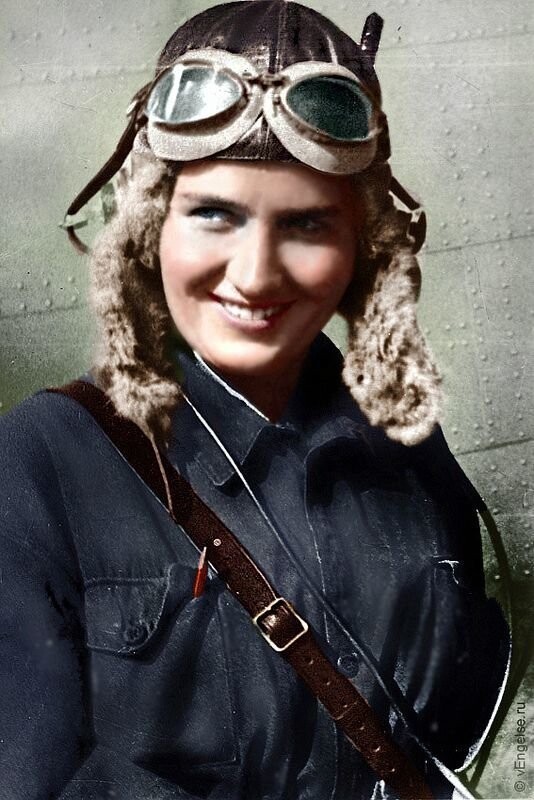 Капитан Марина Раскова, советский летчик и навигатор, одна из первых женщин, удостоенная Героя Советского Союза (1912-1943)