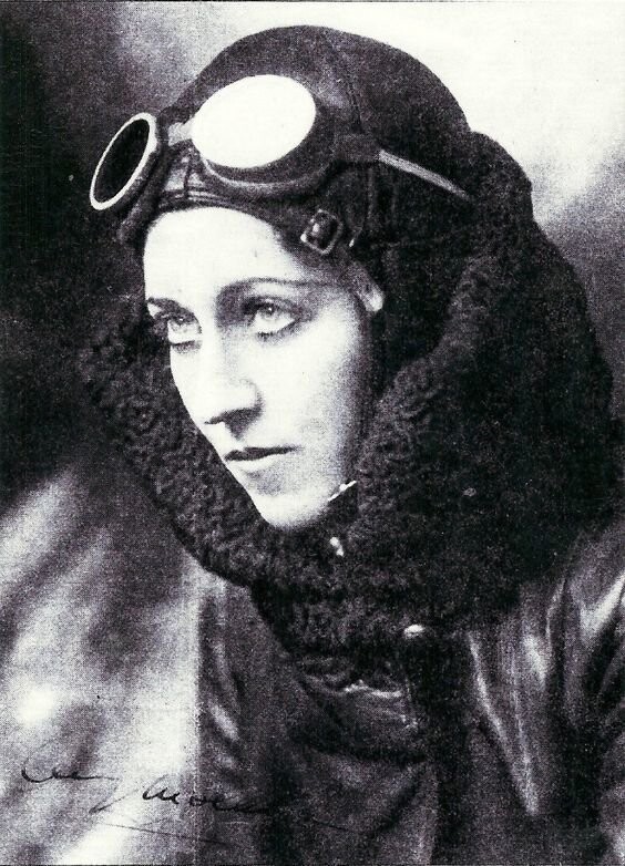 Эми Джонсон CBE 1903-1941 была первой женщиной-пилотом, которая полетела одна из Британии в Австралию.