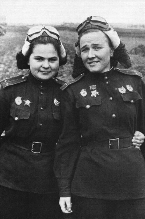 Надежда Попова (справа) и ее пилот Катя Рябова были членами легендарного 46-го ночного бомбардировочного полка  в годы Второй мировой войны