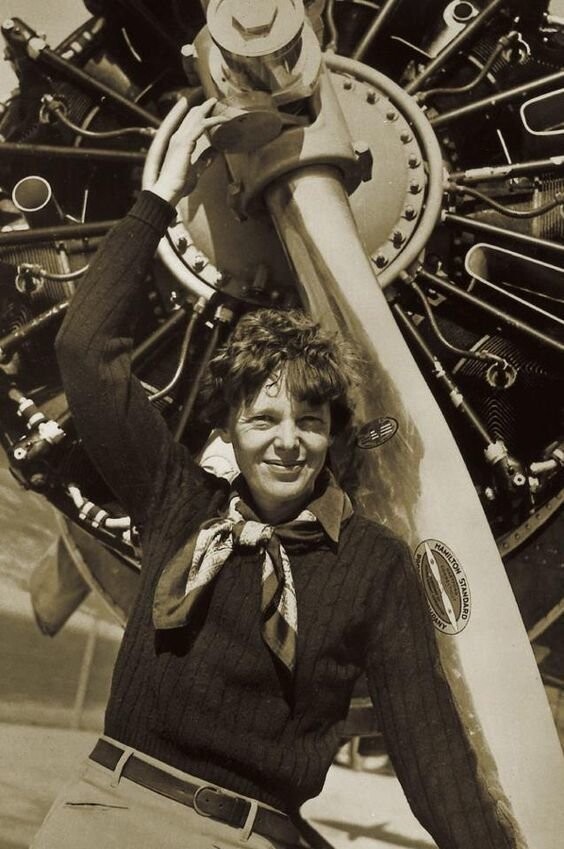 Амелия Мэри Эрхарт — известная американская писательница и пионер авиации. Она была первой женщиной-пилотом, перелетевшей Атлантический океан, за что была награждена Крестом Лётных Заслуг
