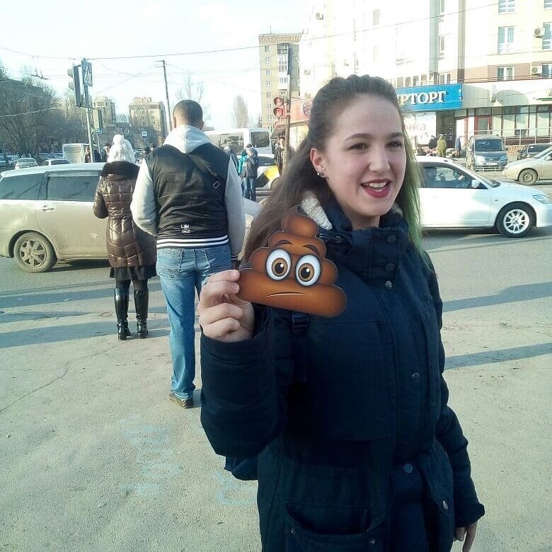 В Омске на улицах раздают какашки!