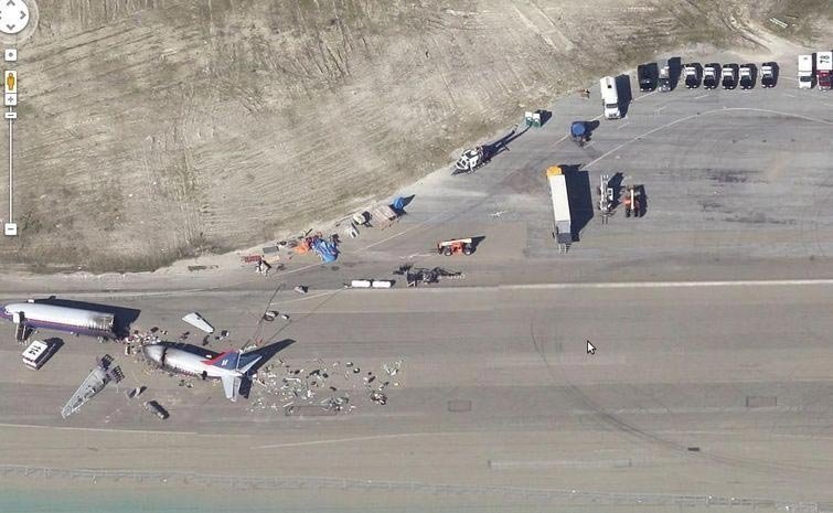 Это очень похоже на крушение самолёта, однако пользователи утверждают, что на этом фото происходит съёмка шоу «Разрушители легенд»