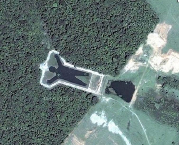 Это озеро за пределами Сан-Паулу, Бразилия, было специально построено в форме человека, но это не делает его менее жутким