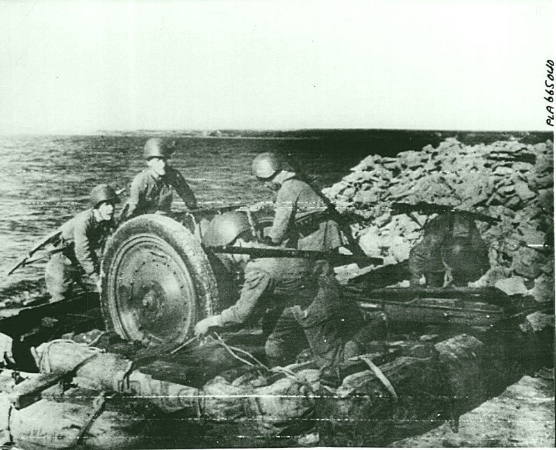 Расчет советских артиллеристов готовит 76-мм полковую пушку образца 1927 года к переправе через реку в районе Грозного.