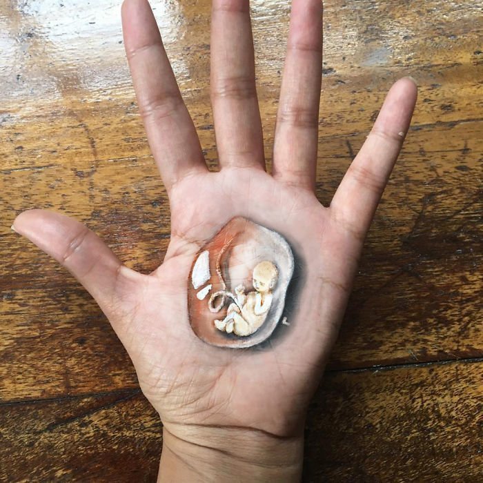 Девушка рисует 3D-картины на своей руке