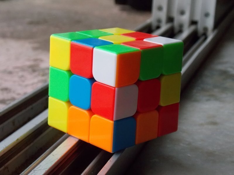 Собрать кубик Рубика на лету и вслепую