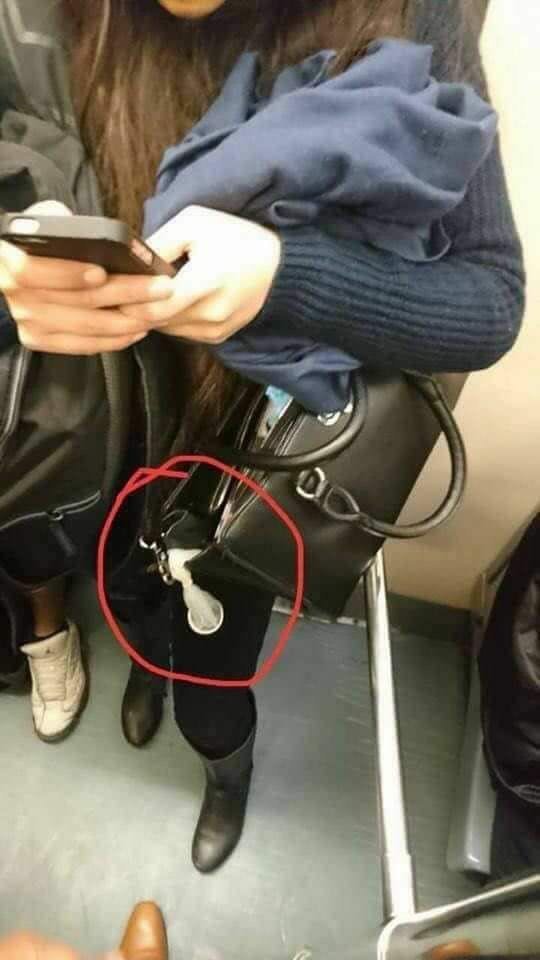 Интересно, для чего ей это в сумочке?