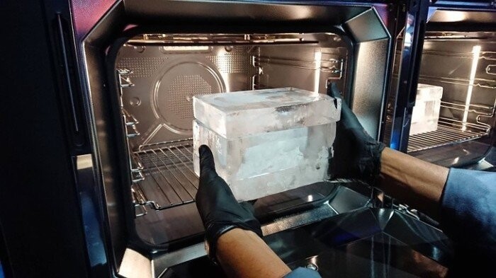 Печь готовит внутри льда, причем лед не тает