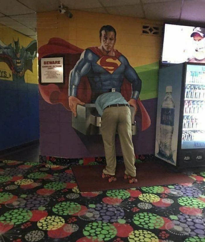 Кажется, Супермен тоже не понимает, для чего это было сделано.